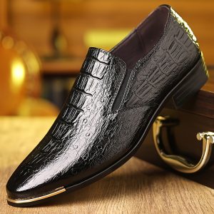 Men's Crocodile-Embossed Brogue Carved Pattern Wear-Resistant Solid Color Flat Heel Business Casual Shoes, British Style Slip-On Toe Cap Shoes, Fashionable and Versatile Dress Shoes