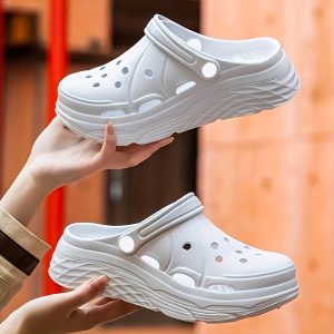 A Pair of EVA Clogs Featuring a Stylish Casual Design. The Cloud-like Soft and Comfortable EVA Soles Offer Simplicity and Versatility, Making Them Suitable for Both Indoor and Outdoor Leisure Activities. These EVA Sandals Are Perfect for Travel